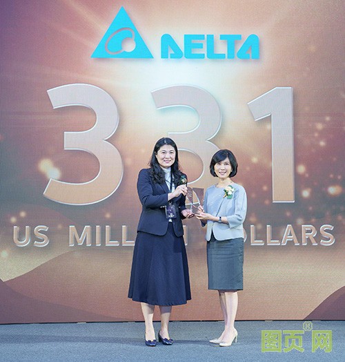 02-臺達(dá)連續(xù)十年入選臺灣二十五大國際品牌，品牌長郭珊珊(右)代表領(lǐng)獎