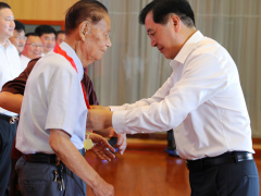 牢記初心使命，堅定理想信念 天康集團黨委舉行“光榮在黨50年”紀念章頒發(fā)儀式