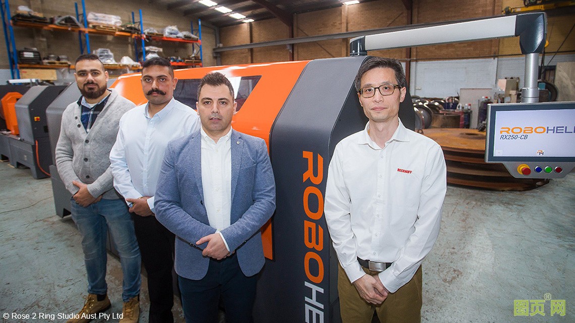 來自 RoboHelix 公司的業務拓展專員 Peter Fahim、電氣和控制部門主管 Budhaditya Majumdar 博士及公司 CEO Hayel Smair 與倍福澳大利亞新南威爾士州辦事處銷售工程師殷博川（從左至右）。 